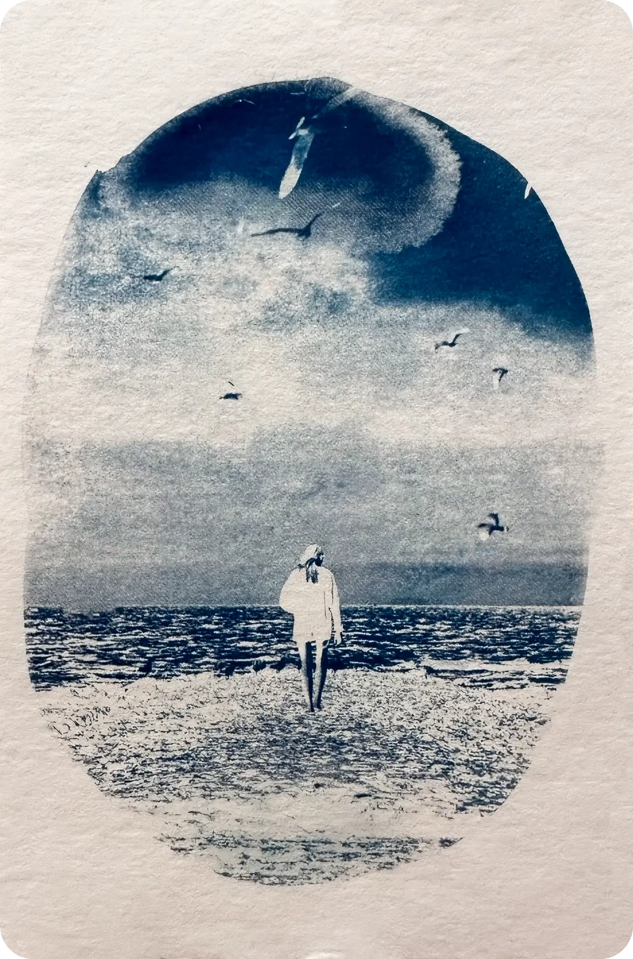 Cianotipia de figura na praia com gaivotas